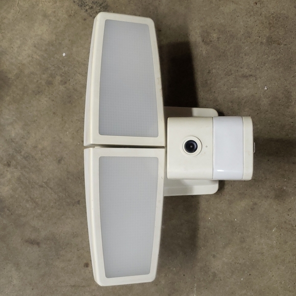 Security Flood Light with Video Camera - Picture 2 of 2